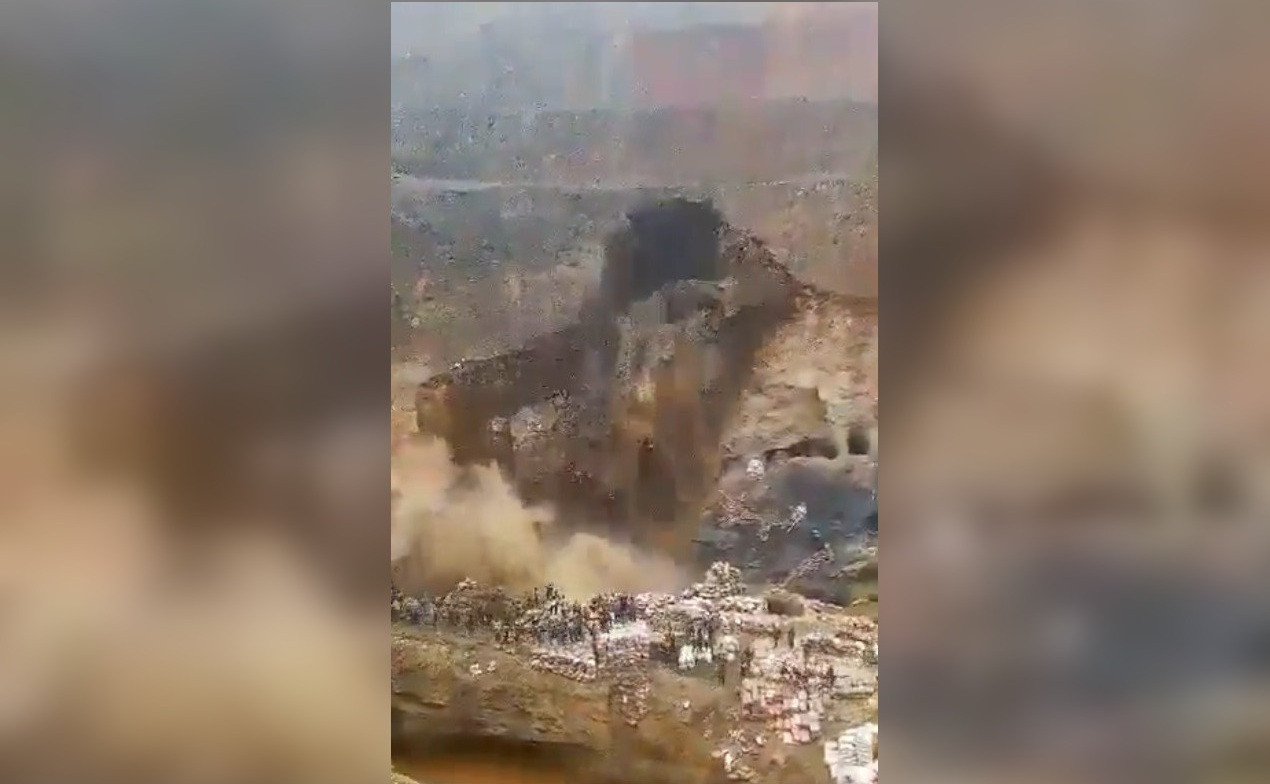 Momentul în care un pod dintr-o mină din Congo s-a prăbușit peste oameni. Zeci de persoane au murit. VIDEO