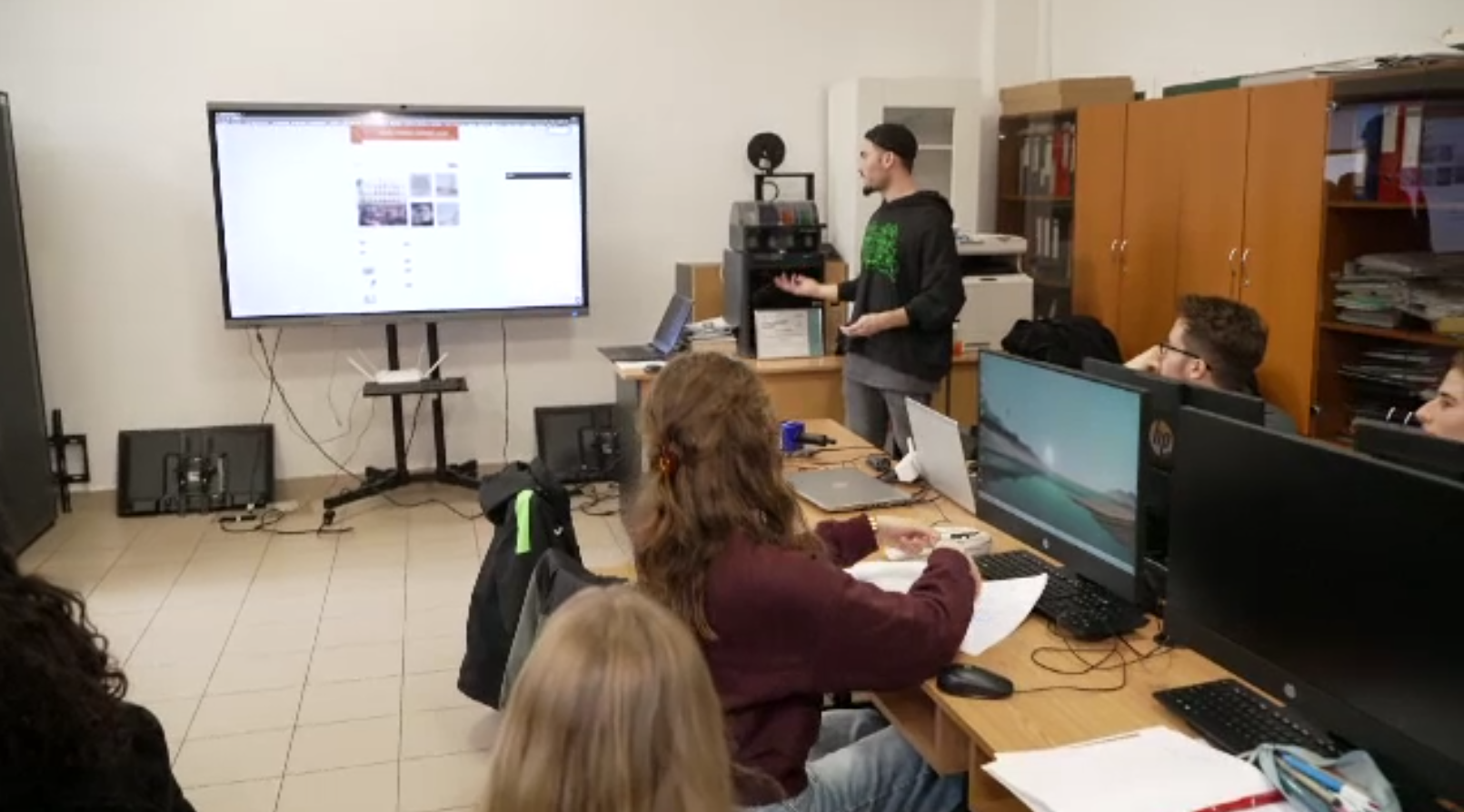 Ministerul Educației lucrează la un ghid pentru AI, în timp ce liceele implementează deja cursuri dedicate