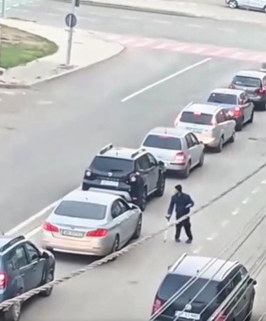 Un polițist din Brașov a filmat un cerșetor care se „vindecă” miraculos după ce iese din raza șoferilor. VIDEO