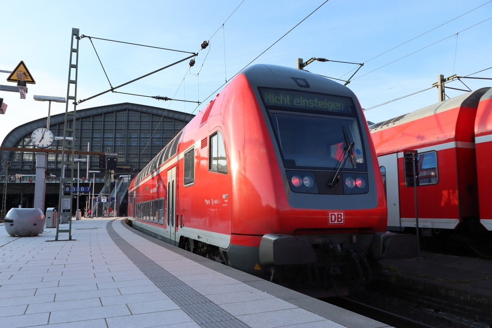 Un bărbat a supravieţuit după ce a fost călcat de tren în Germania. Victima are un braț rupt