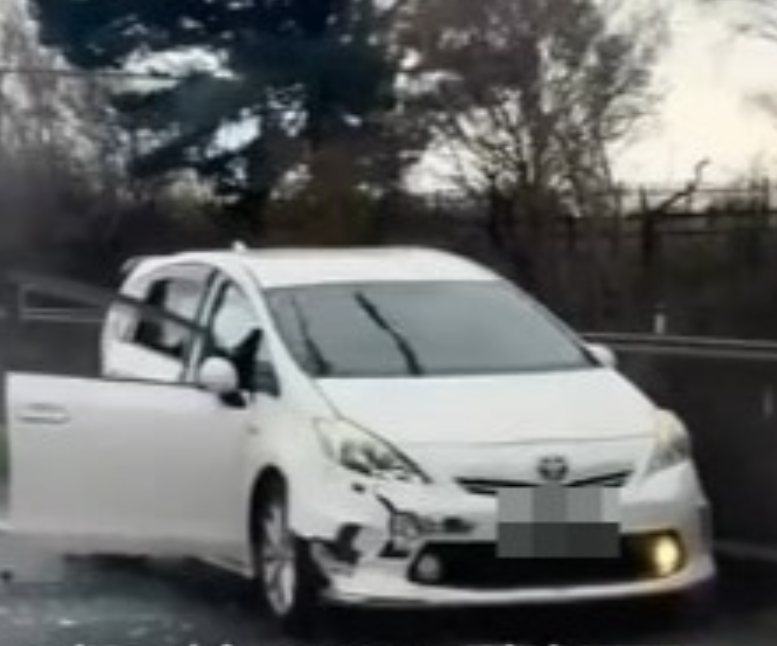 Momentul în care un șofer este jefuit pe o autostradă din Marea Britanie, după ce mașina i-a fost lovită intenționat. VIDEO