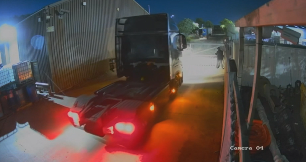 Tiruri pline cu colete sunt furate de indivizi „angajați” de firme fantomă, în UK. Legătura cu un român decedat