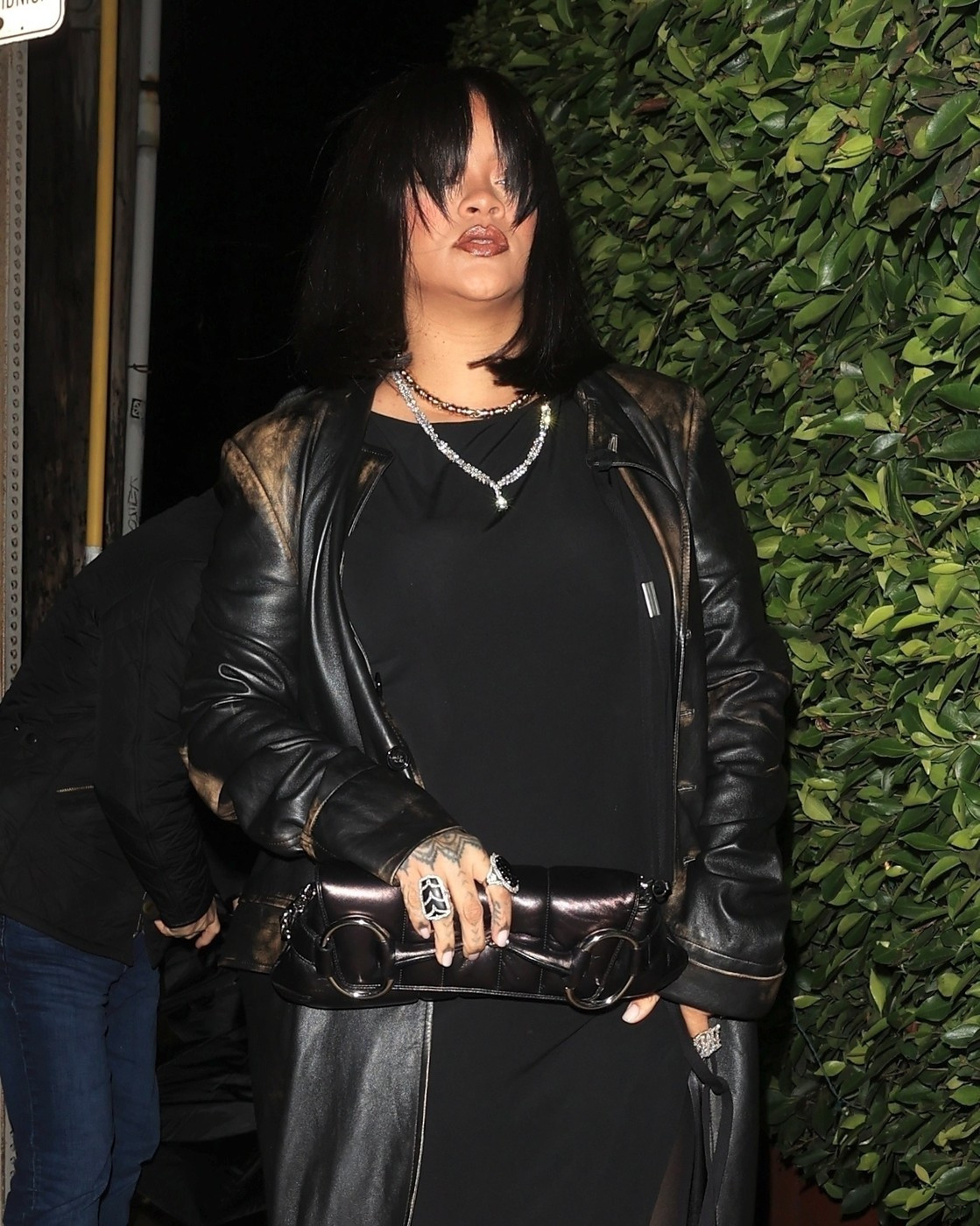 Rihanna, apariție îndrăzneață pe străzile din Los Angeles. Ce ținută a ales. GALERIE FOTO