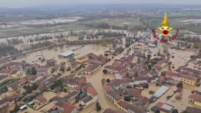 Nordul Italiei a fost lovit de inundații masive. Zeci de oameni s-au urcat pe acoperișurile caselor pentru a se salva