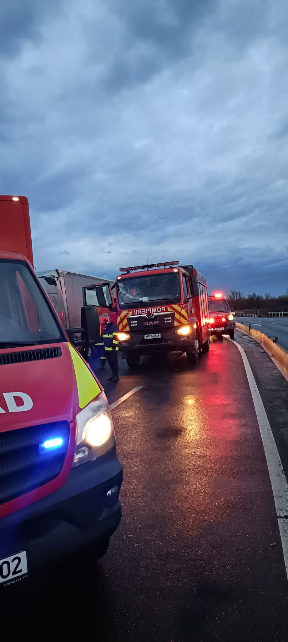 Accident între o mașină și un microbuz, în Sibiu. Șase persoane au fost transportate la spital | VIDEO