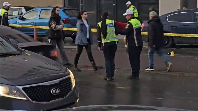 Accident grav în Capitală. Patru pietoni au fost răniți după ce două autoturisme s-au ciocnit lângă o staţie de autobuz