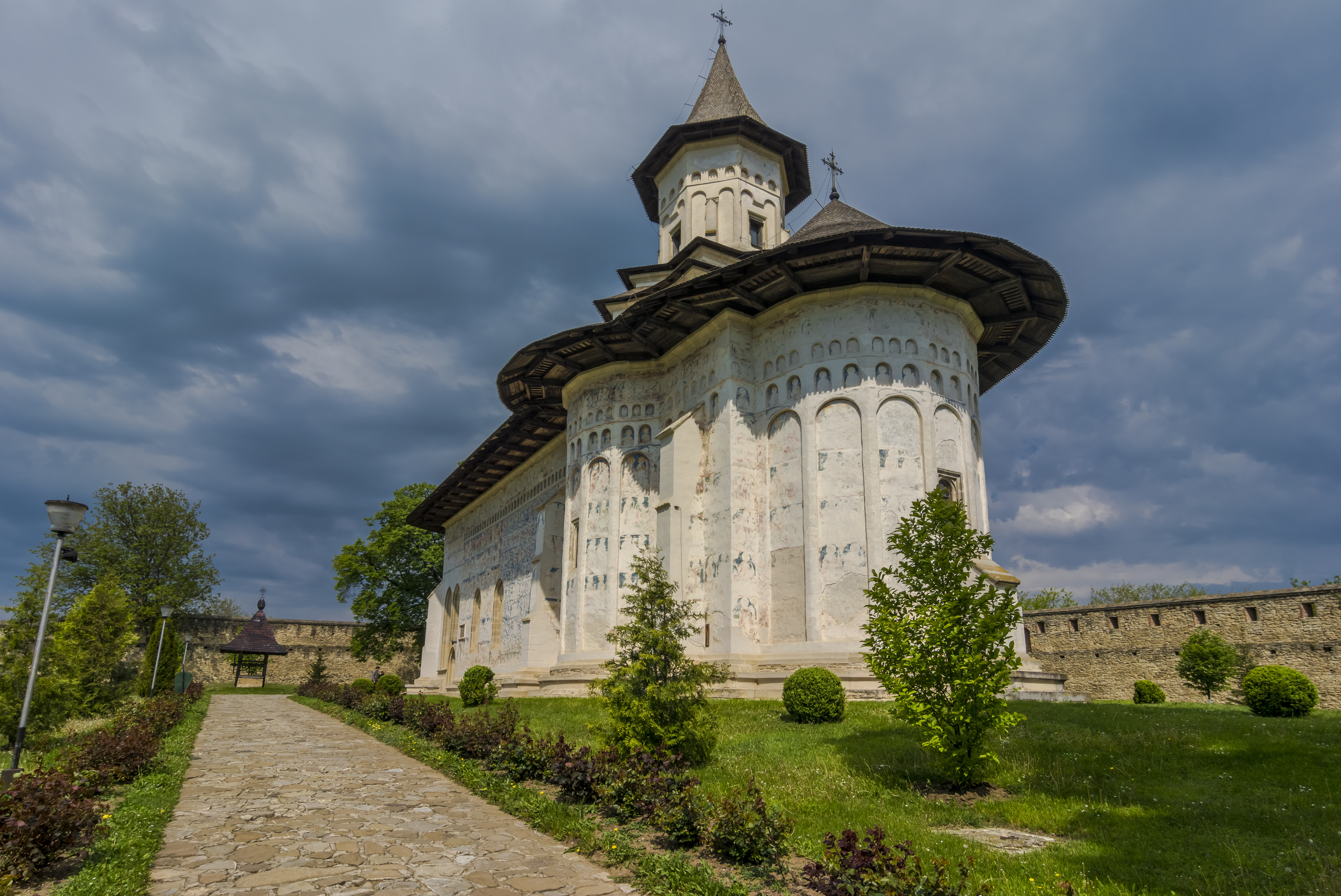 Mănăstirea Probota, monument UNESCO al Moldovei medieval. Istorie, fresce și patrimoniu