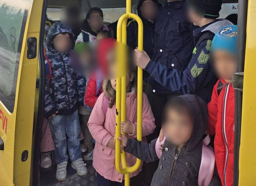 Microbuz școlar cu 31 de copii, depistat în Covasna: dublu față de capacitatea admisă. Șofer amendat cu 7.800 lei