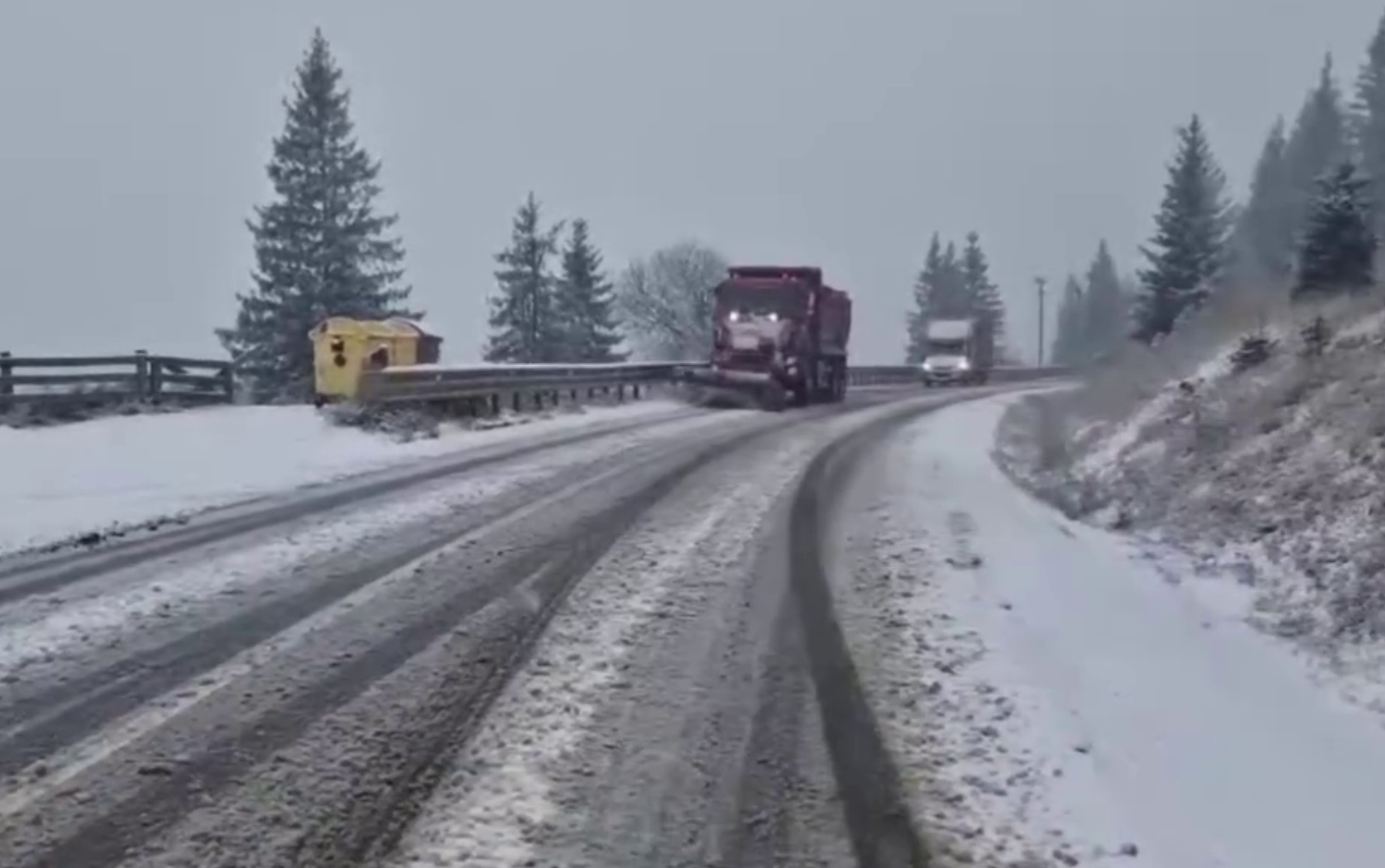VIDEO. Ninge ușor la munte. Zonele unde se acționează cu utilaje pe șosele. Avertisment pentru șoferi