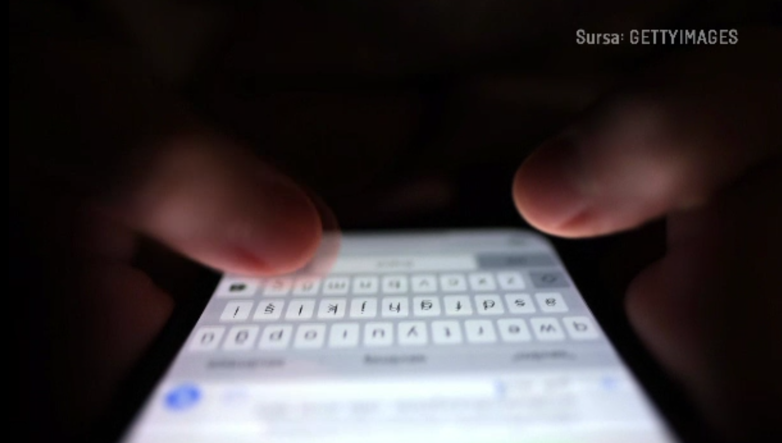 Profesor de religie acuzat că harțuia o elevă de clasa a 8-a cu mesaje indecente. Dascălul, demis de urgență