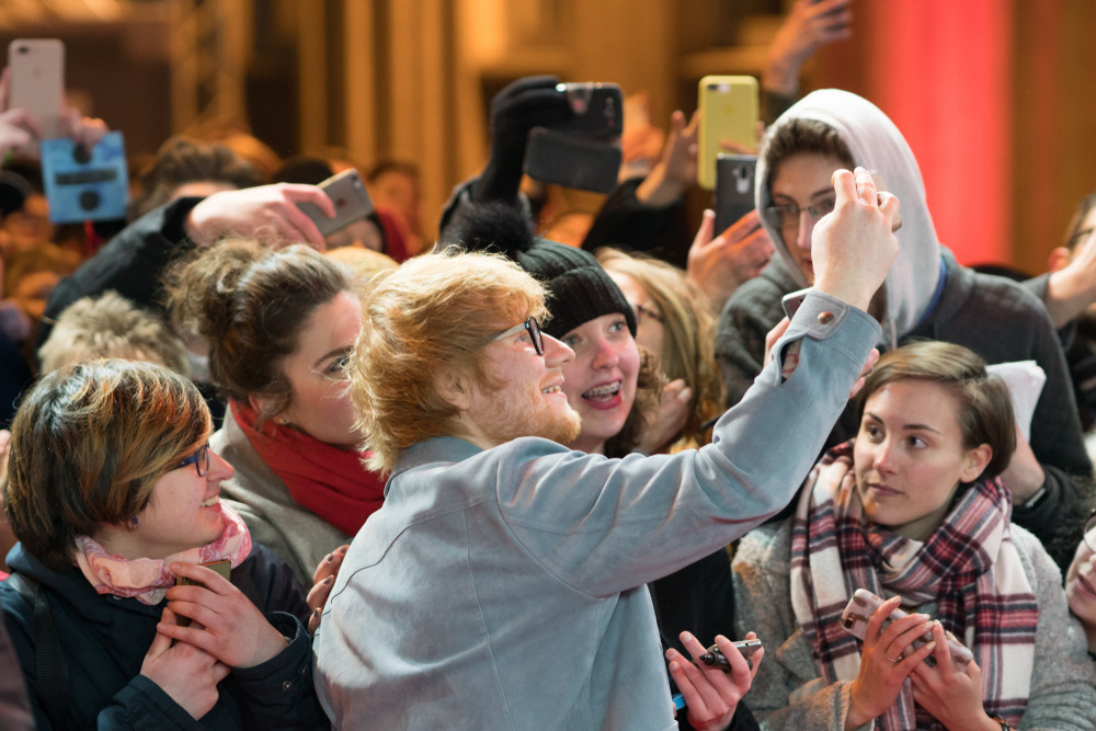 Ce înseamnă „parasocial”, cuvântul anului în dicționarul Cambridge 2025. Fenomenul a luat amploare pe rețelele sociale