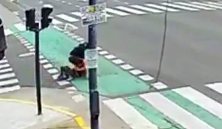 Doi hoți au vrut să îi fure telefonul unei femei, în timp ce se aflau pe motocicletă, dar reacția ei le-a stricat planurile