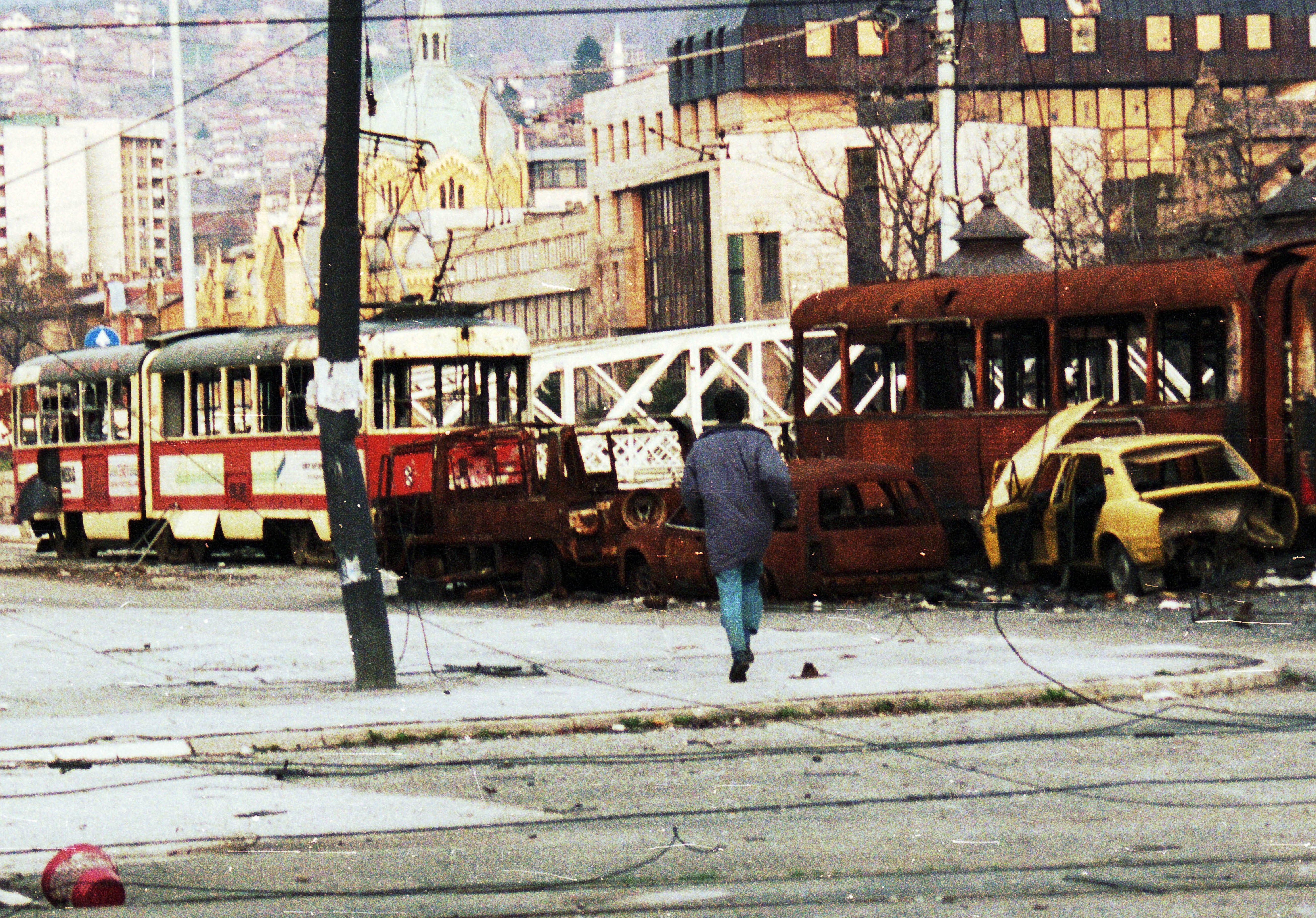 Cazul „Lunetiștii de weekend” redeschide trauma războiului în Sarajevo. Bogații lumii ar fi plătit mult pentru a ucide civili