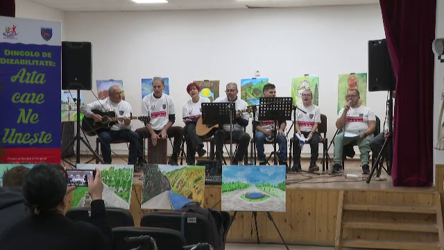 Târg caritabil în Gorj. Ornamente făcute de bunici la Peștișani sunt vândute pentru a strânge fonduri pentru nevoiași