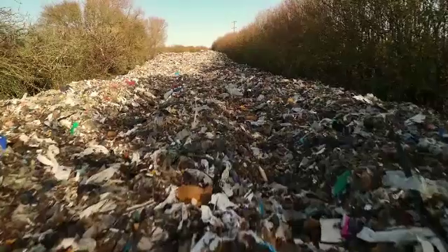 Groapă de gunoi de peste 150 de metri lungime, în Marea Britanie. Curățarea va costa 25 mil. lire sterline