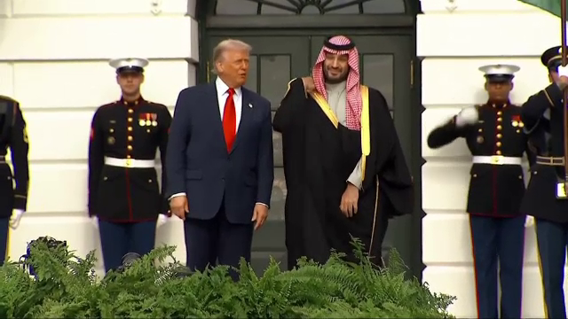 Moștenitorul Arabiei Saudite a fost primit cu fast la Casa Albă. Trump l-a scăldat în omagii și lingușiri pe oaspete