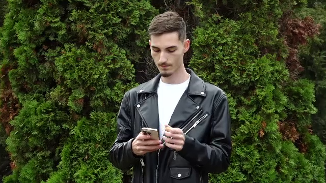 Rugăciuni personalizate ori spovedanii virtuale. Milioane de români folosesc aplicații religioase cu inteligență artificială