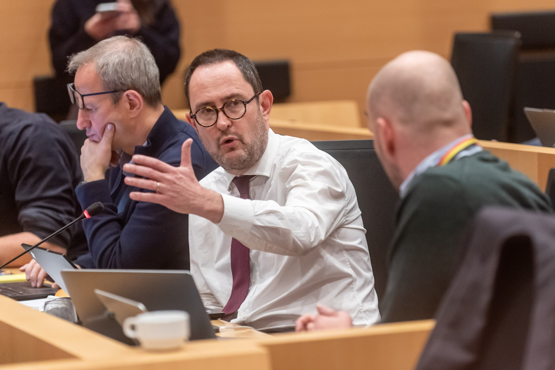 Un deputat belgian a ținut un discurs de 23 de ore pentru a amâna o lege. I-a răsfățat pe parlamentari cu pizza și vafe