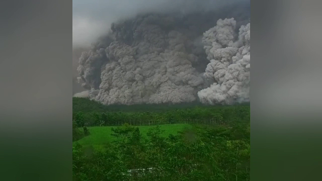 Erupție spectaculoasă a celui mai înalt vulcan dintr-o insulă din Indonezia. Satele din apropiere au fost evacuate
