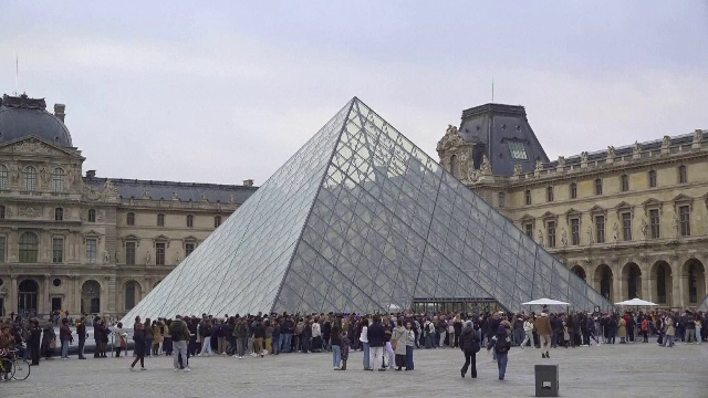 Patru noi arestări în cazul jafului de la Luvru, printre care şi ultimul suspect din grupul de hoţi. Bijuteriile, de negăsit