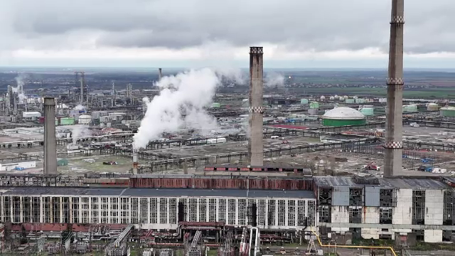 Ploieștiul e sufocat de mirosuri grele. Nu se fac măsurători oficiale pe poluanții petrolieri