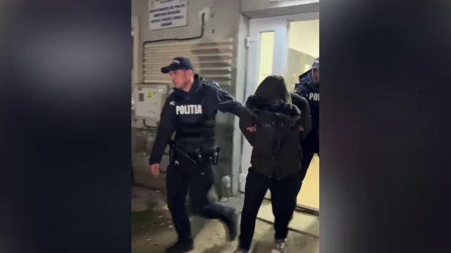 O fată de 17 ani și bebelușul ei de trei luni au fost bătuți crunt de iubitul femeii. Copilul a ajuns la spital cu hemoragie