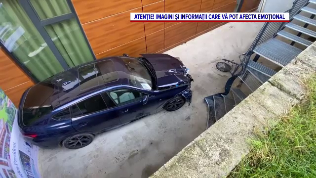 O femeie a încurcat pedalele și a intrat cu mașina în plin în doi tineri, în Bihor. Unul a murit pe loc