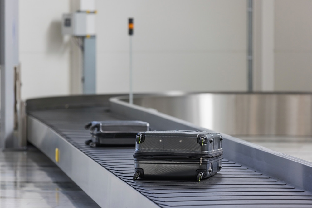 Ghid pentru pasagerii care au probleme cu bagajele, în călătoriile cu avionul. Câți bani pot primi păgubiții