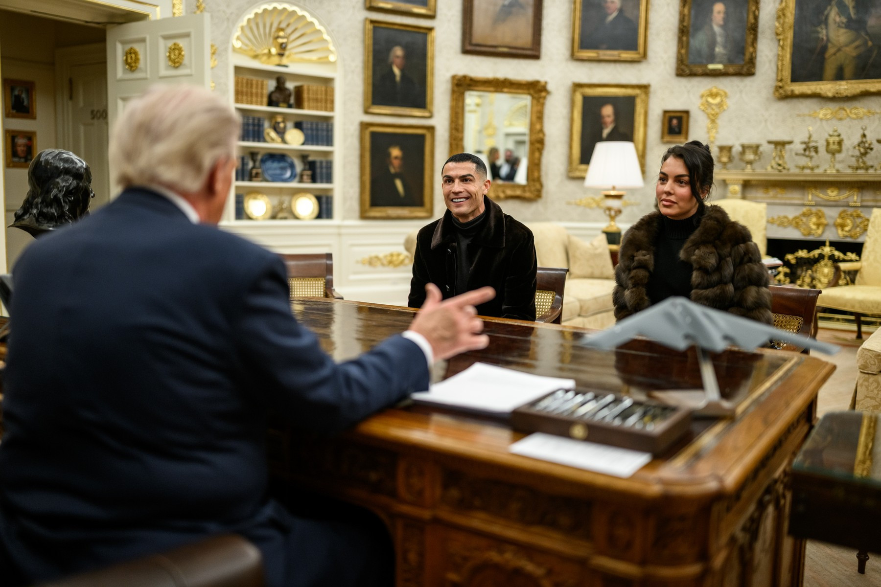 Cadoul neobișnuit oferit de Donald Trump starului Cristiano Ronaldo. Elon Musk și Netanyahu mai primiseră darul. FOTO