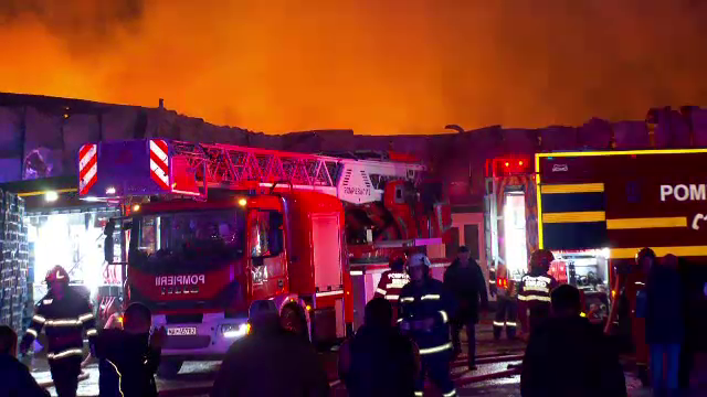 Un depozit din județul Argeș, mistuit de flăcări. Fumul gros a învăluit zona: „A fost o bubuitură”