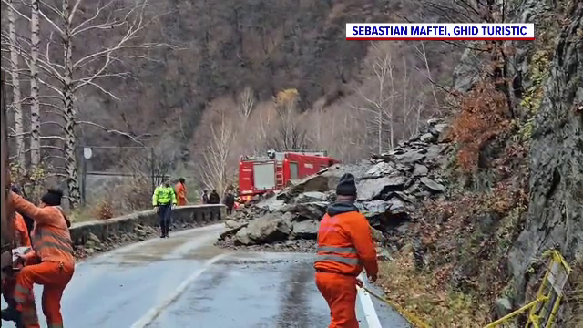 Circulație întreruptă pe Transfăgărășan după ce mai multe bucăți de stâncă au căzut pe drum
