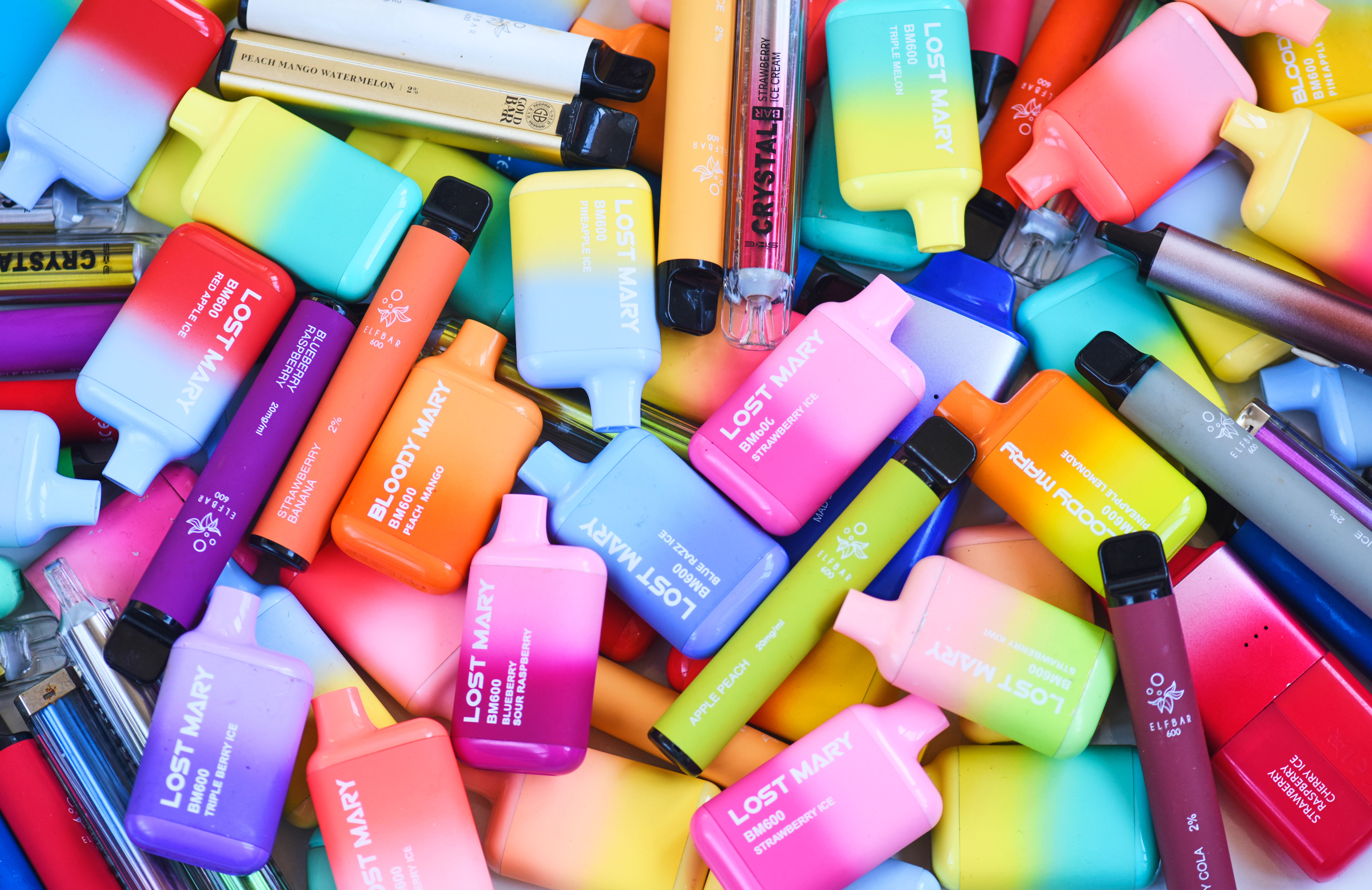 Descoperirea făcută de ANAF în județul Prahova. Peste 100.000 de dispozitive de vapat găsite într-o hală secretă