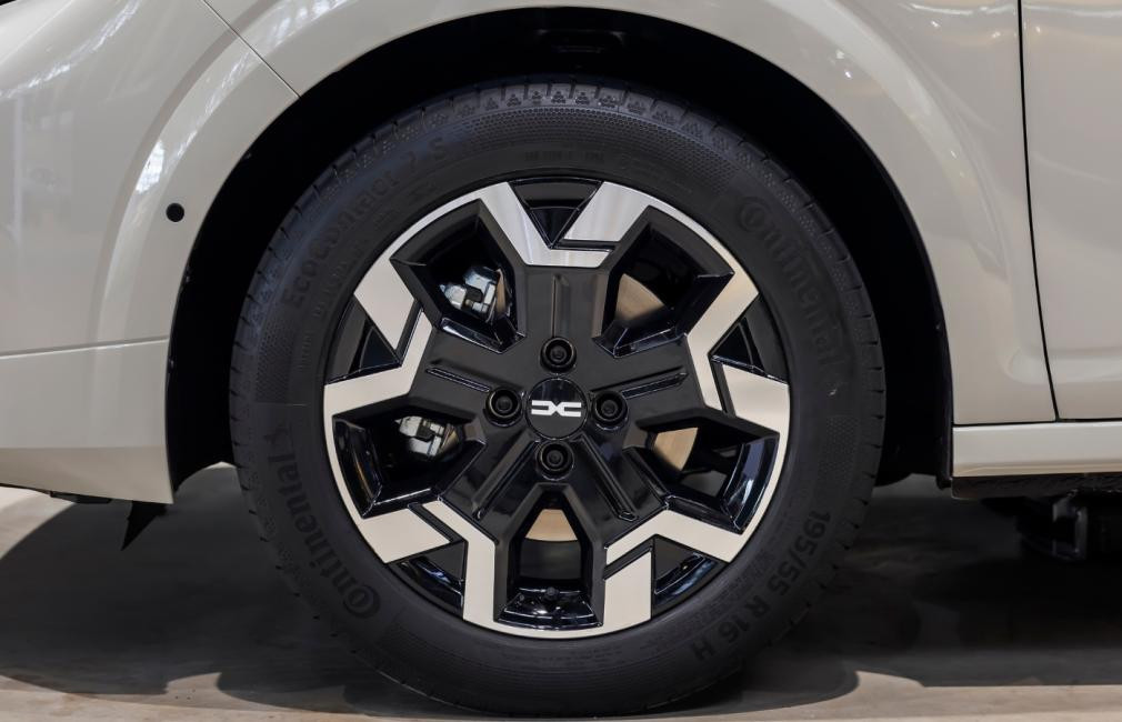 Cum va arăta Dacia Sandero în 2026. Varianta hibridă, cea mai importantă noutate - FOTO