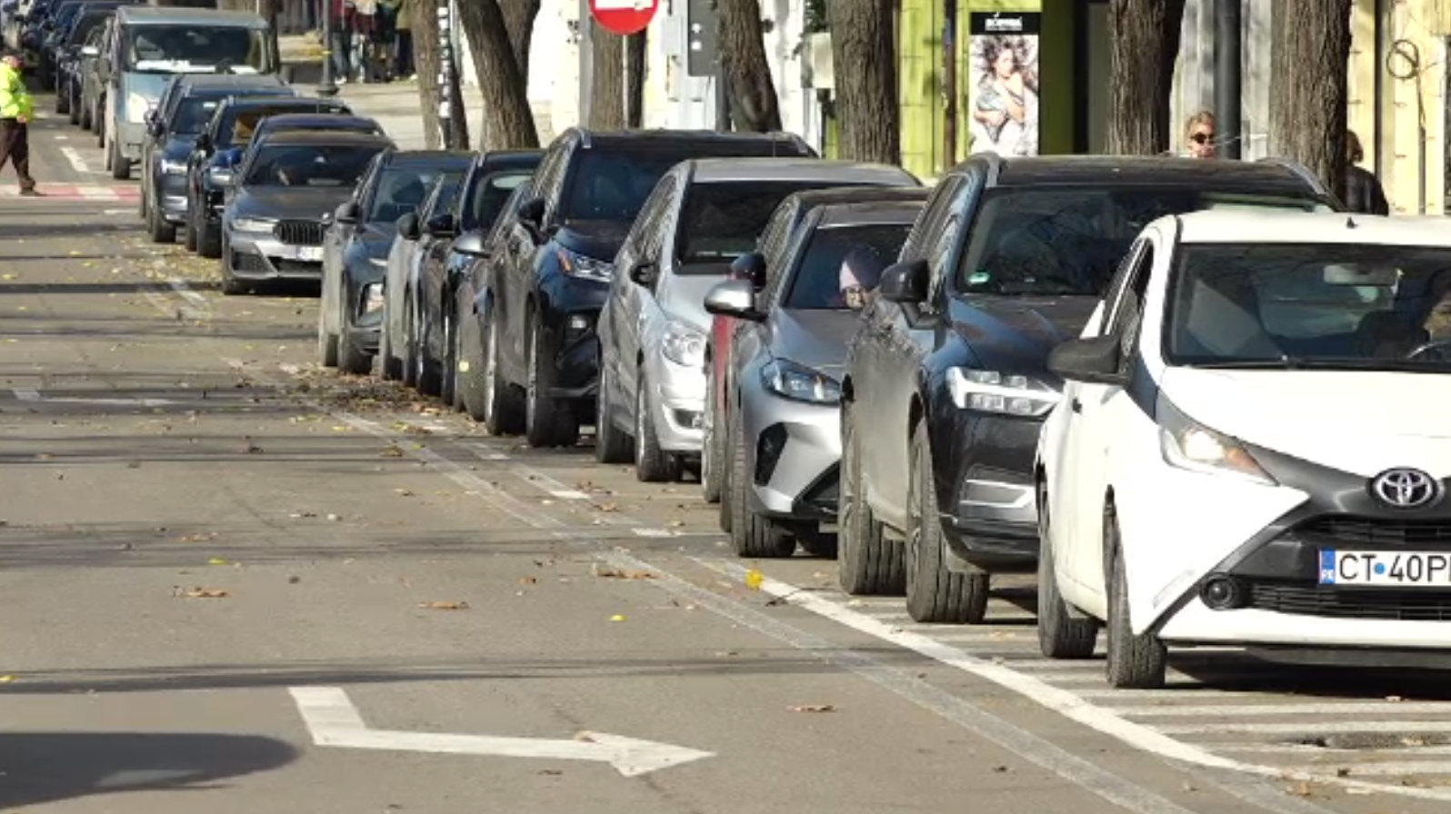 Premieră în România: Curtea de Apel Constanța anulează taxa de 200 lei pentru oamenii care au mașină, nu și loc de parcare