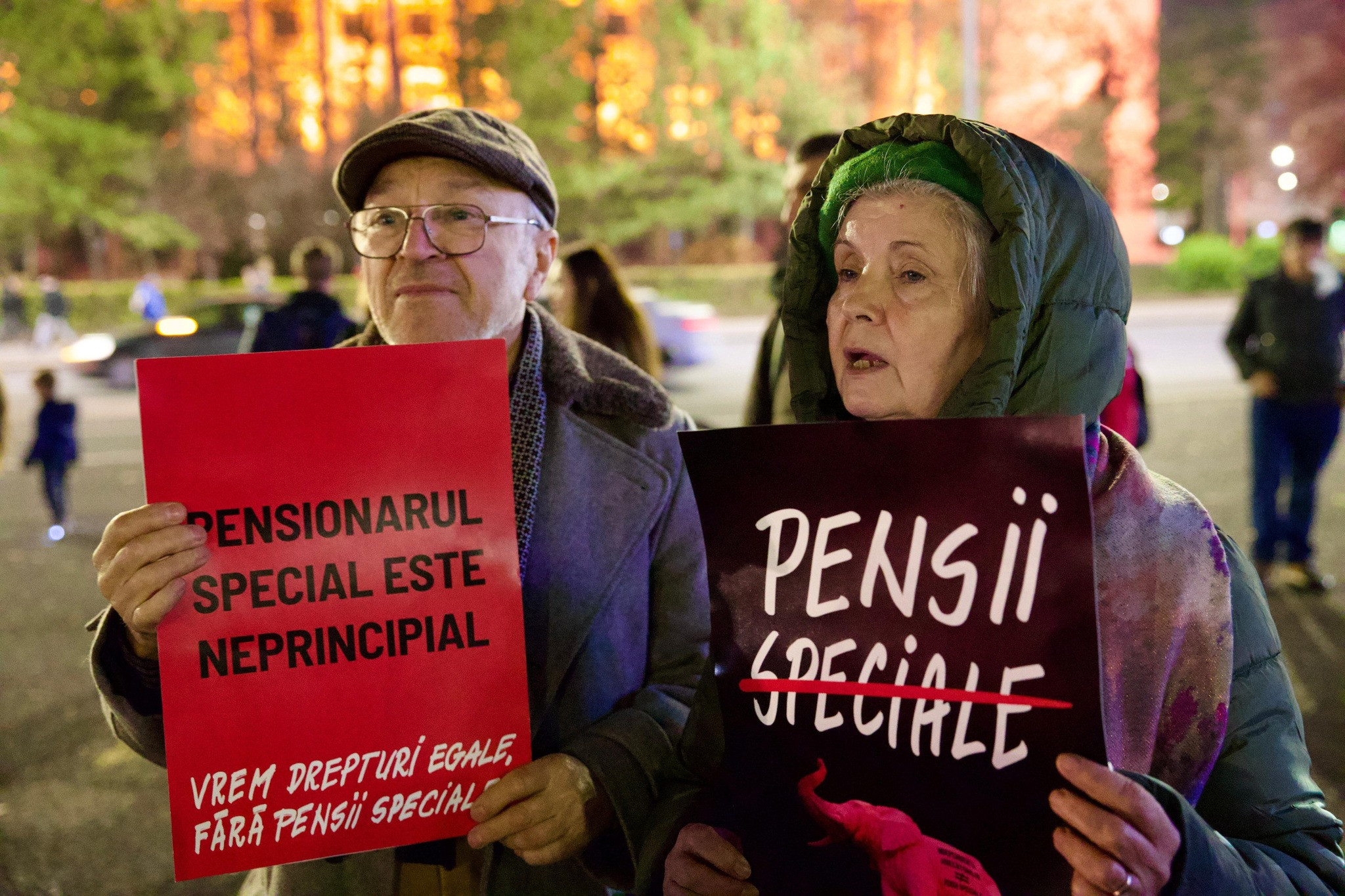 Protest la Guvern împotriva pensiilor speciale: ”Vă rugăm să ne scuzaţi, nu muncim cât încasaţi”
