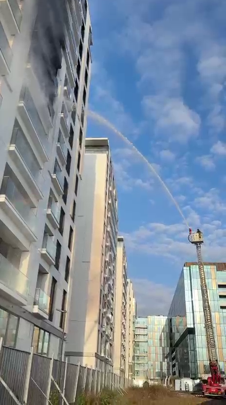 Incendiu puternic într-un bloc din Sectorul 5 din București. 17 persoane au ajuns la spital. Un bărbat este în stare gravă