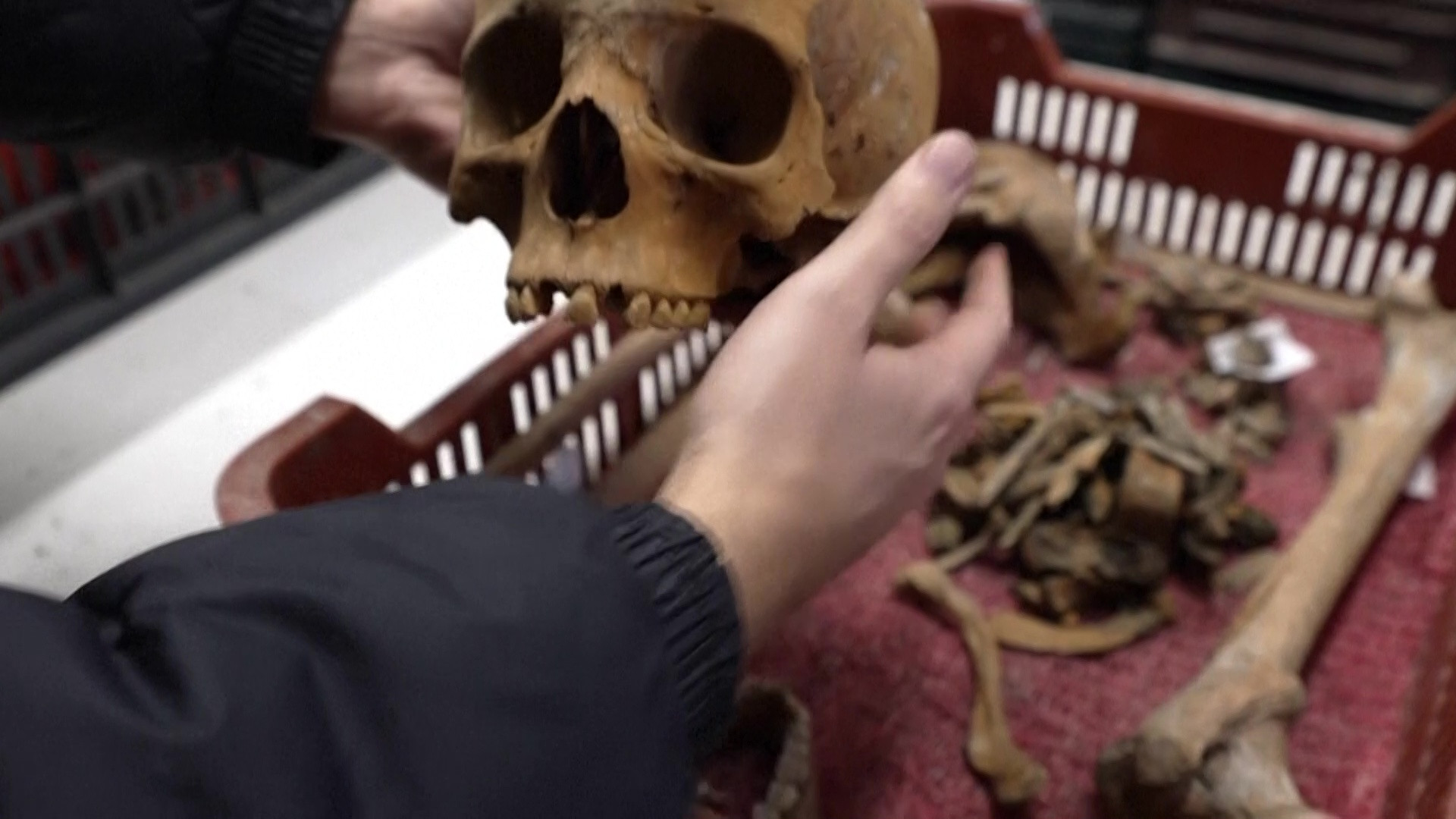 VIDEO. Iată ce au găsit cercetătorii într-un sarcofag vechi de câteva secole, aflat în Budapesta: ”Probabil au iubit-o mult”