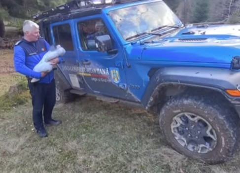 „O urgenţă absolută”. Turiști cu un bebeluș de trei luni, salvați după ce s-au rătăcit pe un drum izolat de munte din Brașov