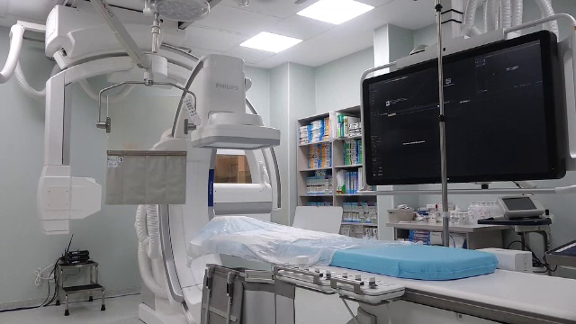 Pacienții cu probleme cardiace din Onești vor beneficia de un angiograf modern. Prima operație a fost transmisă live