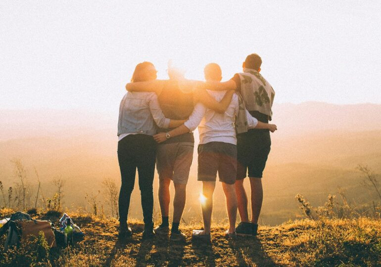 Expert: Cei mai fericiți oameni au 3 tipuri de prieteni pe care se pot baza