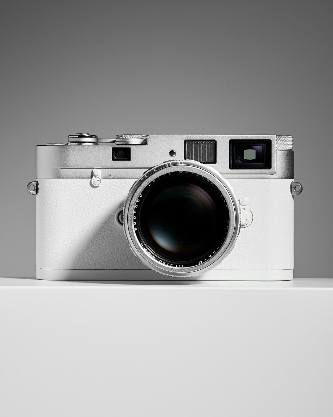 O cameră foto Leica dăruită papei Francisc, vândută la licitaţie cu 6,5 milioane de euro