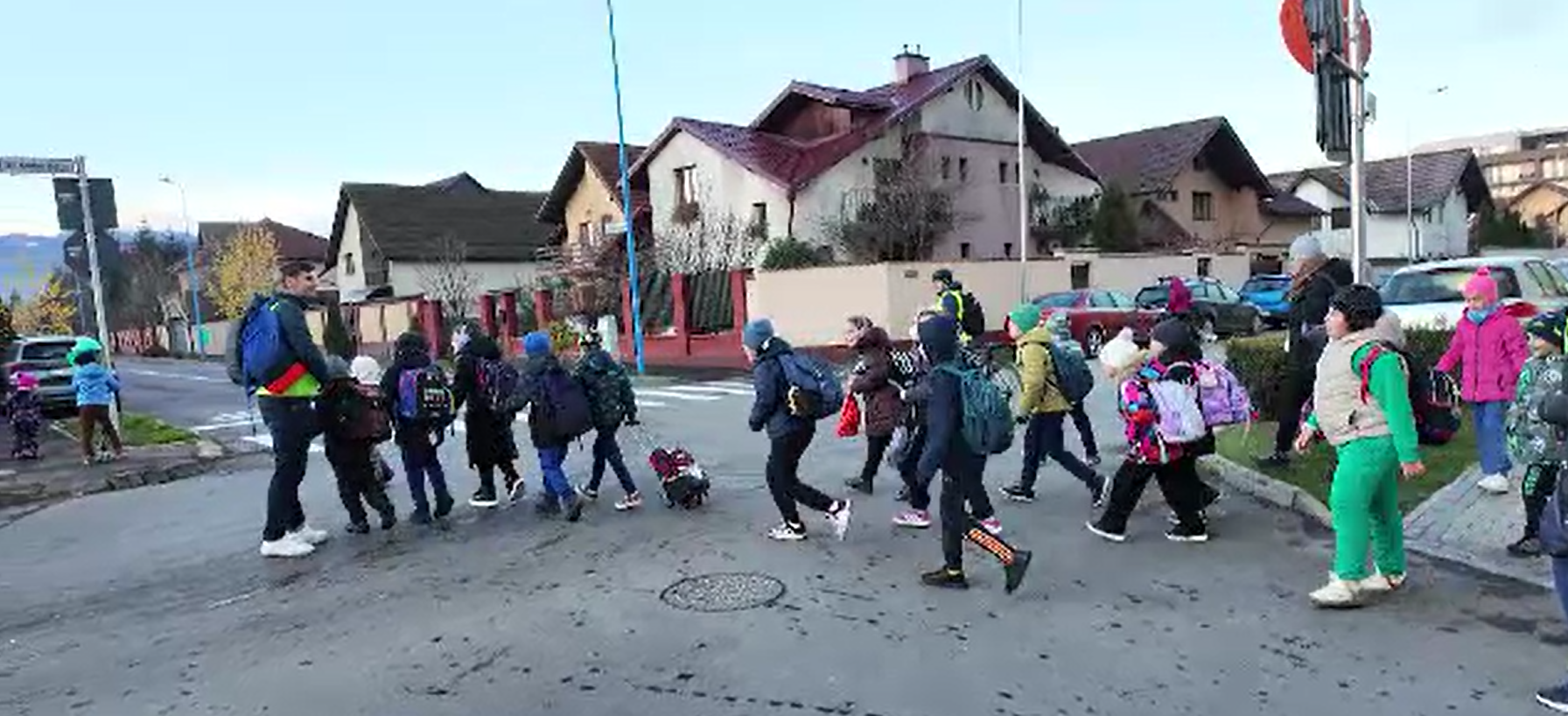 Mersul pe jos câștigă teren: 1.000 de copii folosesc zilnic Pedibusul care reduce aglomerația și poluarea