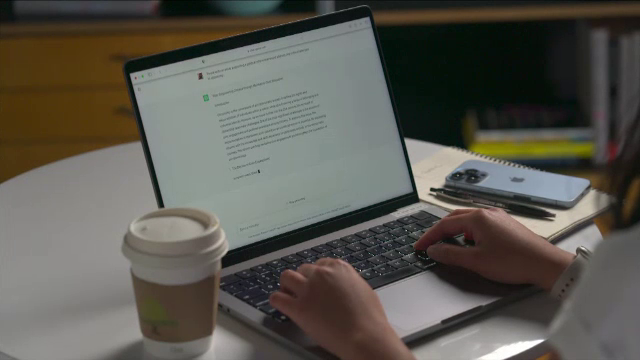 Tot mai mulți români se întorc la locul de muncă de la care au plecat. Angajatorii văd situația în avantajul lor