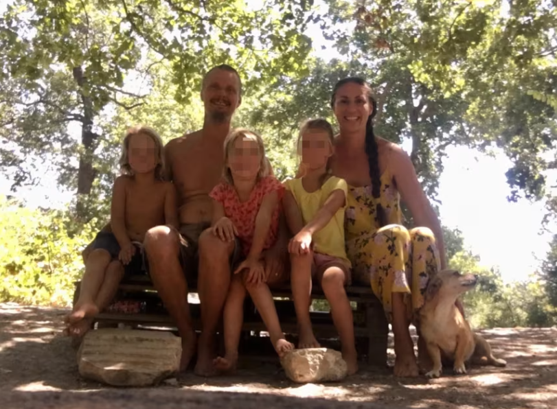 O familie care trăia izolată într-o pădure din Italia a rămas fără cei trei copii după ce au fost preluați de autorități