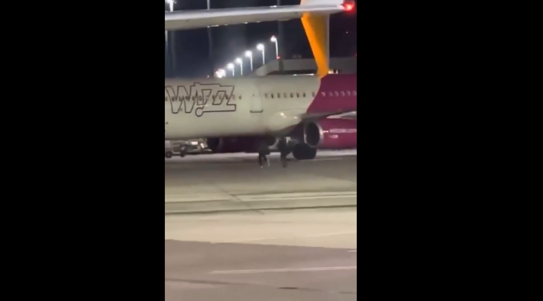 Doi români au forțat o ieșire de urgență și au alergat după un avion Wizz Air pe pista aeroportului din Köln | Video