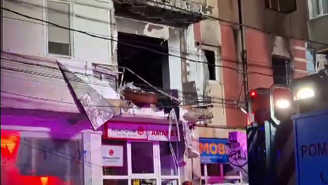 Explozie urmată de incendiu într-un bloc din Brăila, cauzată de o butelie GPL. Patru locuințe au fost afectate