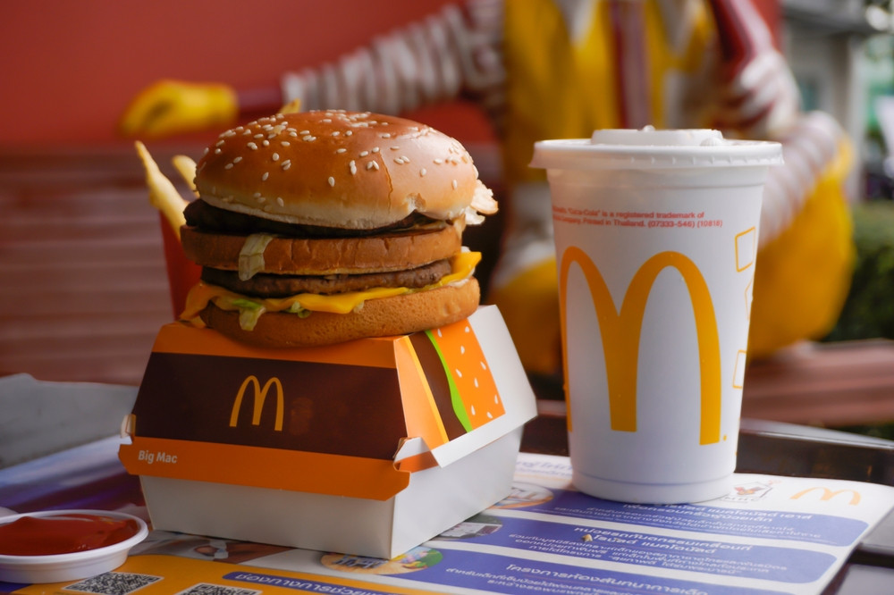 O fetiță de 2 ani a ajuns la spital după ce a băut un lichid suspect la McDonald’s în Germania. Ce ar fi primit în loc de apă