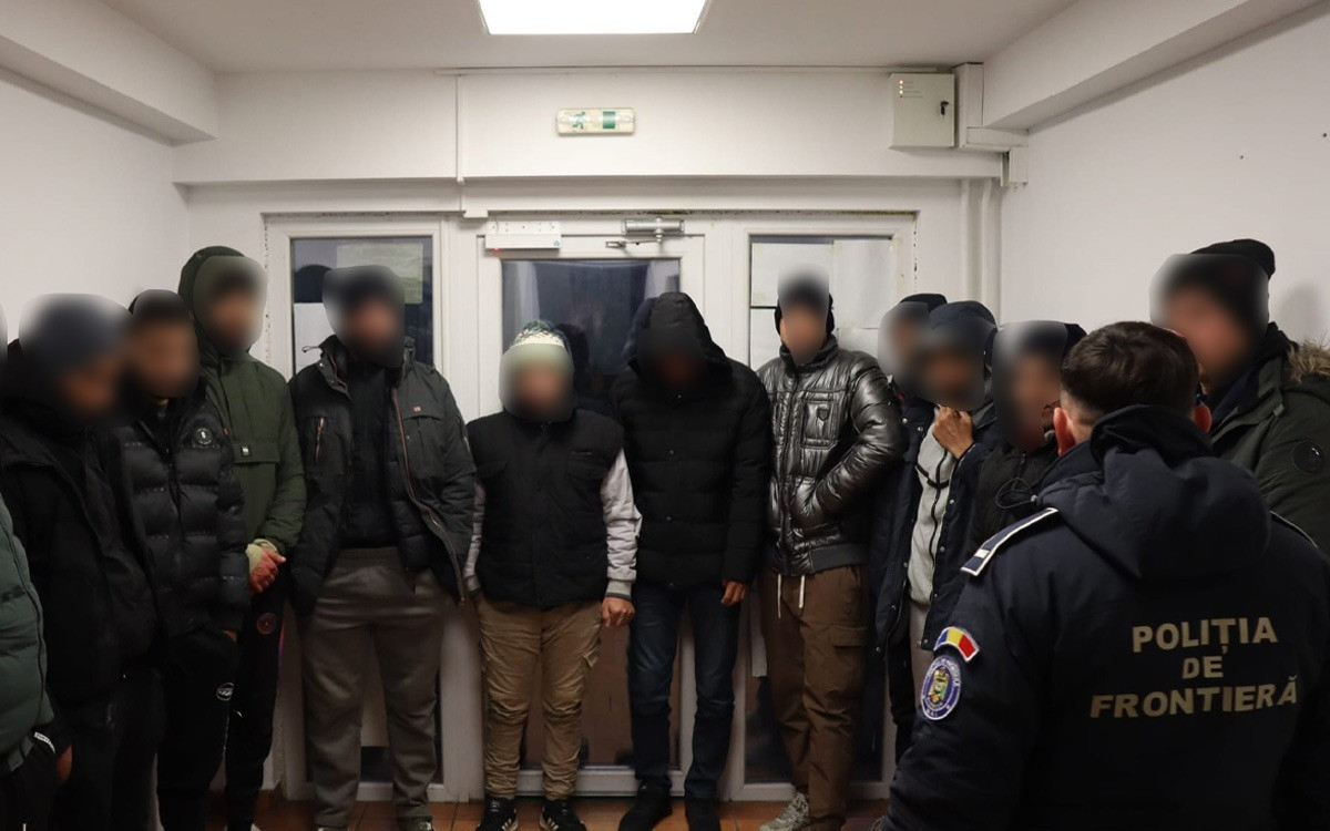 Tentativă de trecere ilegală: 13 migranți din Maroc și Turcia descoperiți într-un TIR încărcat cu marfă