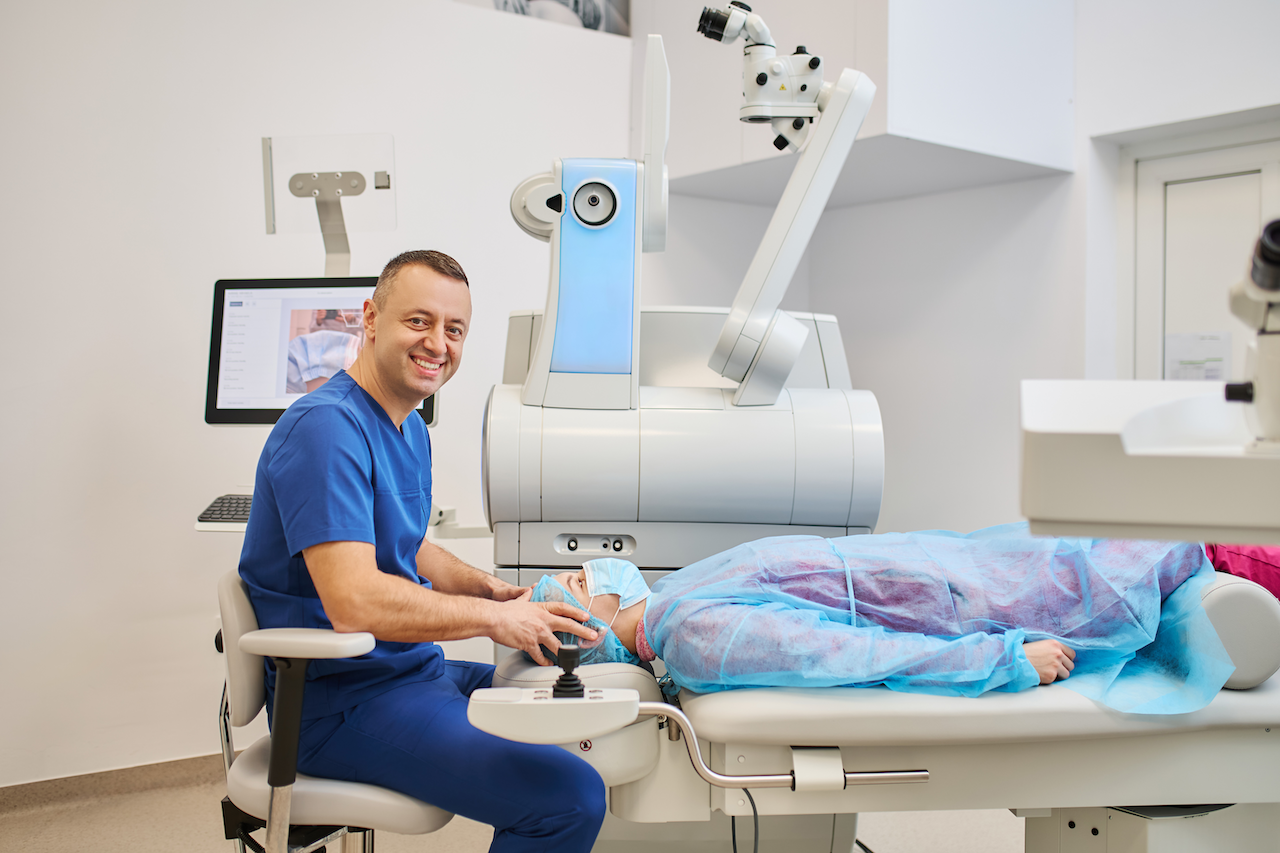 (P) Operațiile cu laser pentru corecția dioptriilor: soluții de ultimă generație pentru pacienții români