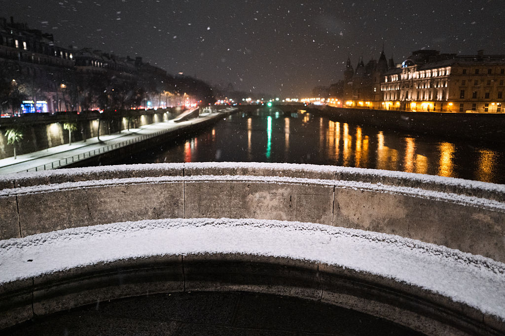 Parisul, sub ninsoare. Capitala Franței a fost cuprinsă de o furtună de zăpadă | GALERIE FOTO